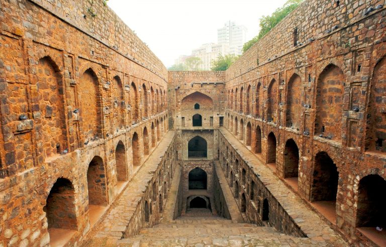 Agrasen ki baoli nearest metro station