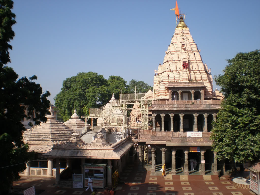 nearest railway station to mahakaleshwar temple